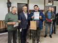 zawodnik odbiera dyplom i nagrodę