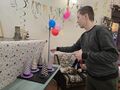 Chłopiec rzuca kółkami do kapeluszy na stoliku