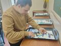 Chłopiec układa puzzle przy stoliku