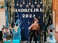 Dziewczynka pozuje do zdjęcia przy ściance