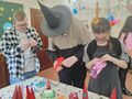 Uczniowie ozdabiają kapelusze