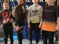 Uczniowie pozują na tle ścianki z napisem Andzejki