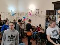 Uczniowie tańczą razem w sali