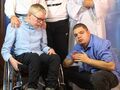 15. starsi uczniowie i nauczyciele pozują do zdjęcia na niebiańskim tle