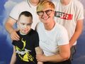 16. starsi uczniowie i nauczyciele pozują do zdjęcia na niebiańskim tle