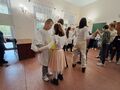 2.uczniowie tańczą z balonikami w sali