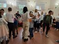 3.uczniowie tańczą z balonikami w sali