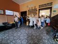 4.uczniowie i nauczyciele biorą udział w zabawie tańczą do piosenki jedzie pociąg w holu