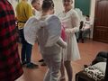 5.uczniowie przebrani za anioły i świętych tańczą w sali
