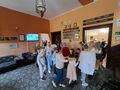 6.uczniowie i nauczyciele biorą udział w zabawie tańczą do piosenki jedzie pociąg w holu