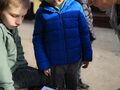Pani wraz z dwoma uczniami patrzy na zadanie 