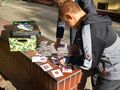 Uczeń razem z panią wykonują zadanie 
