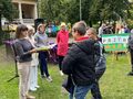 Uczniowie podchodzą do pani dyrektor po dyplom i nagrodę