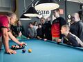 dzieci i pan grają w bilarda przy stole