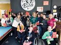 zdjęcie grupowe w sali bilardowej