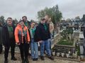 1.uczniowie i harcerze na cmentarzu przy grobie harcerza
