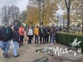 10. uczniowie i nauczyciele przy Pomniku Dzieci Utraconych