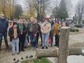 2.uczniowie i nauczyciele na cmentarzu przy grobie harcerza