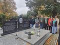 4.uczniowie przy grobie Żołnierzy Podziemia Niepodległościowego