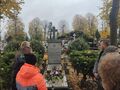 5.uczniowie przy mogile żołnierzy poległych w obronie ojczyzny