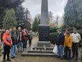 7.uczniowie przy Pomniku Poległym w Służbie Ojczyzny