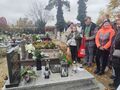9.uczniowie przy grobie nauczyciela śp.Arka