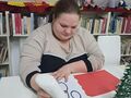 2. Wychowanka wykonuje pracę plastyczną czapkę mikołaja1 