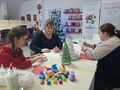 4. Wychowankowie wykonują pracę plastyczną czapkę mikołaja z pomocą nauczyciela. 