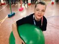 Filip pozuje z piłka