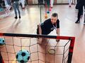 Filip rzuca piłkę do bramki