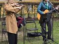 Panie grają na żywo muzykę do występów