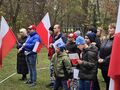 Uczniowie i nauczyciele oglądają występy