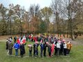 Uczniowie i nauczyciele ustawiają się w kształcie mapy Polski