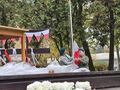 podniesienie flagi przez harcerzy