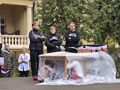 spektakl w wykonaniu uczniów z okazji Święta Niepodległości uczniowie stoja na scenie