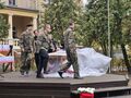 spektakl w wykonaniu uczniów z okazji Święta Niepodległości uczniowie w moro chodzą po scenie