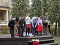 spektakl w wykonaniu uczniów z okazji Święta Niepodległości uczniowie wykonują ukłon na scenie