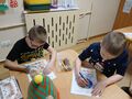 Chłopcy kolorują kredkami