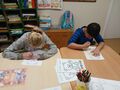 Lena i Marcel koloruja misia