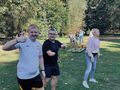 Chłopcy na zdjęciu pokazują że bardzo im się podoba w trakcie Dnia Sportowca. 