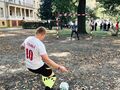 Chłopiec wykonuje strzał na bramkę zaś bramkarz widać iż jest bardzo skoncentrowany stojąc na bramce. 