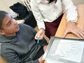 uczeń siedzi przy ławce w klasie i pracuje z psychologiem