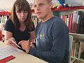 2. Wychowanek nakleja naklejki z pomocą nauczyciela1. 