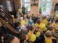 Dzieci i nauczyciele słuchają piosenek