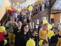 Nauczyciele i dzieci oglądają przedstawienie