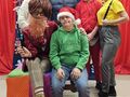 14 klasa pozuje do zdjęcia razem z aktorami i nauczycielką na tle scianki z napisem akademia pana kleksa