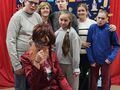 20 klasa pozuje do zdjęcia na tle scianki z napisem akademia pana kleksa na zdjęciu dzieci nauczycielki i aktorka