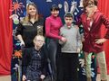 21 klasa pozuje do zdjęcia na tle scianki z napisem akademia pana kleksa na zdjęciu dzieci nauczycielka pani pomoc nauczyciela i aktorka