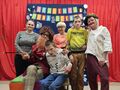 25 klasa pozuje do zdjęcia na tle scianki z napisem akademia pana kleksa na zdjęciu dzieci nauczyciele i aktorkijpg