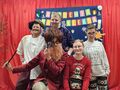 28 klasa pozuje do zdjęcia na tle scianki z napisem akademia pana kleksa na zdjęciu dzieci i aktorzyjpg